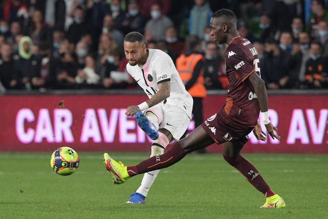 切尔西女足前锋科尔官宣自己与女友梅维斯已怀孕