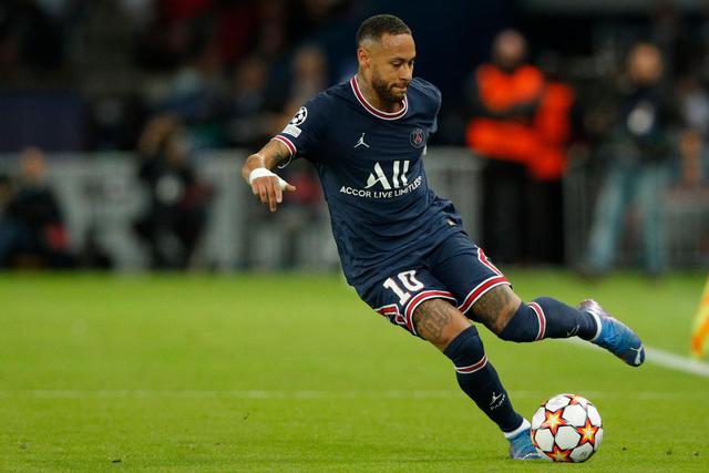 周琦扭伤膝盖痛苦倒地 被担架抬出球场